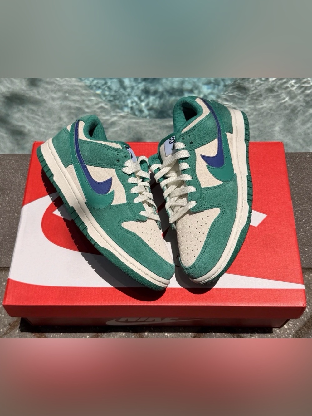 WOMENS NIKE DUNK LOW SE ‘85’ SAIL/NEPTUNE GREEN/LAPIS SZ.W.5/M.3.5 (DO9457-101)